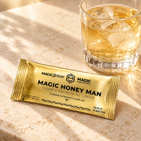 Sachet de Magic Sense Man junto a un vaso con hielo y miel disuelta