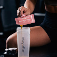 Sachet de Magic Sense Woman vertido en un vaso