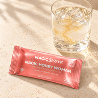 Sachet de Magic Sense Woman junto a un vaso con hielo y miel disuelta
